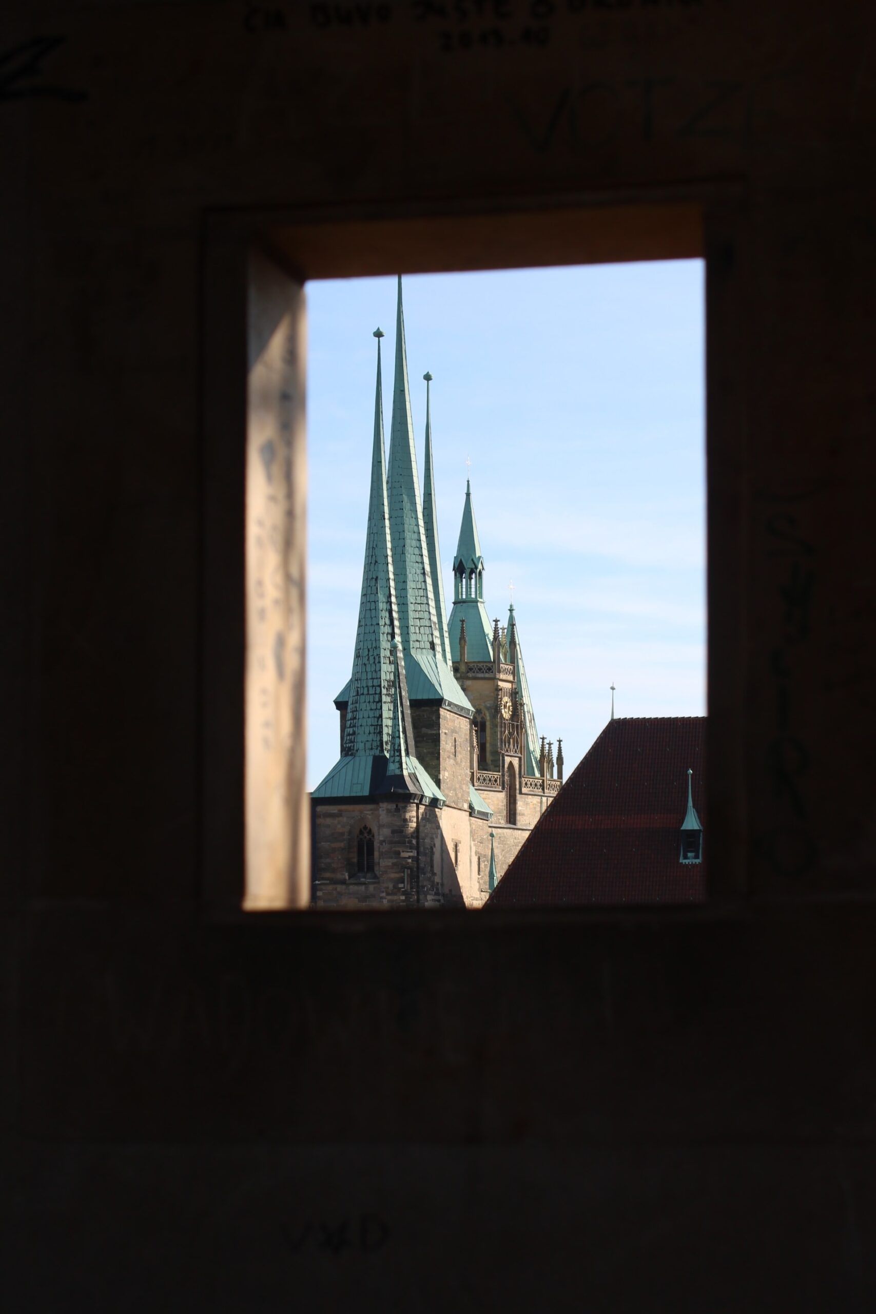 Erfurts Prachtstück - Der Erfurter Dom St. Marien: Eine Reise durch die Geschichte und Architektur - Rooms24.de
